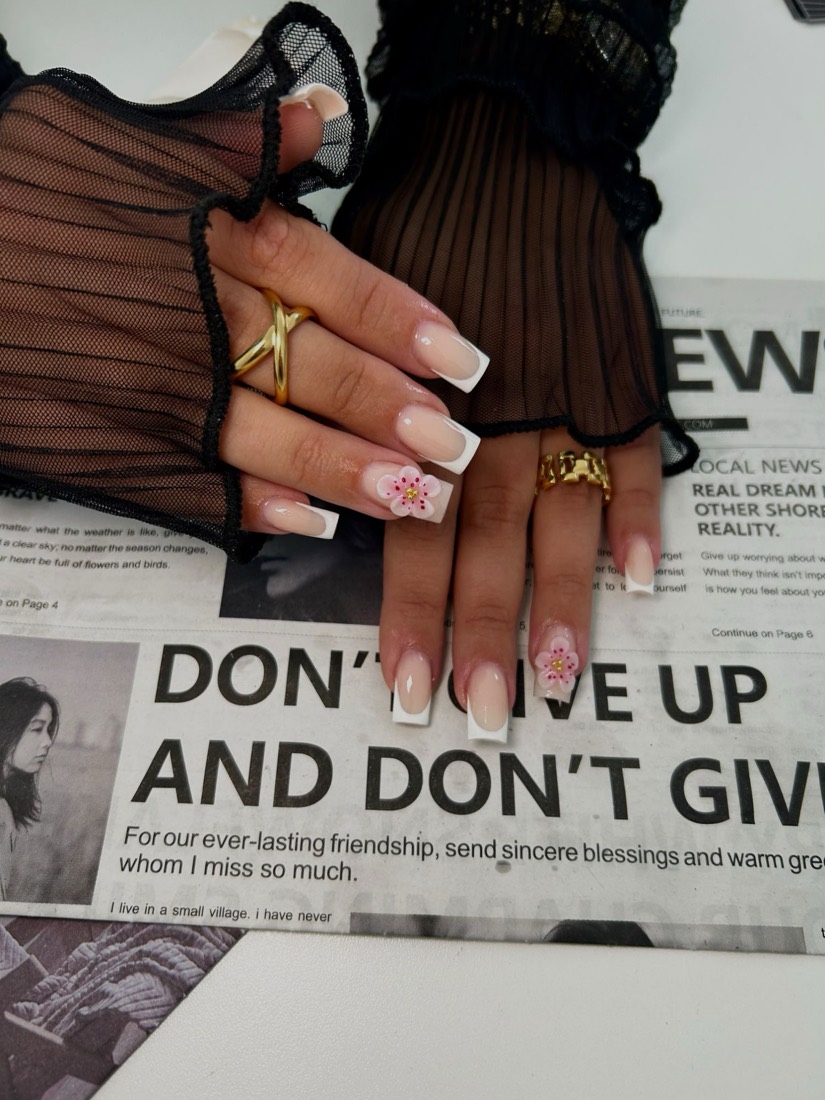 Eckige French Nails mit rosa 3D Blüte
