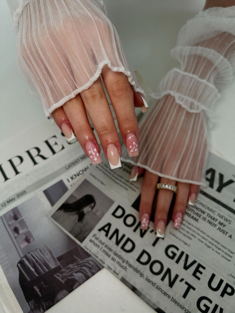 Eckige French Nails mit weißen Hibiskus Blüten auf Rosa